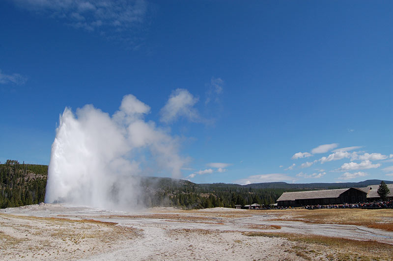 yellowstone-geyser-blue-sky-while-on-tour-from-los-angeles