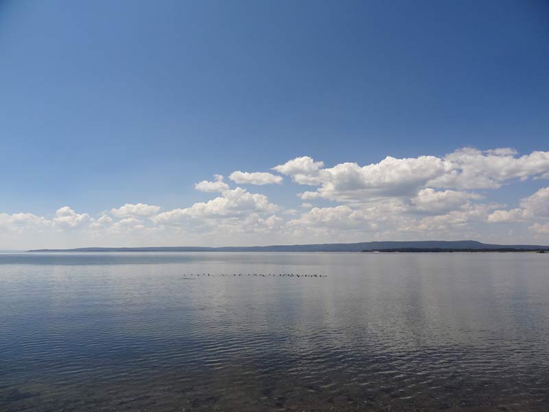 beautiful-yellowstone-rivier-view-cloudy-weather