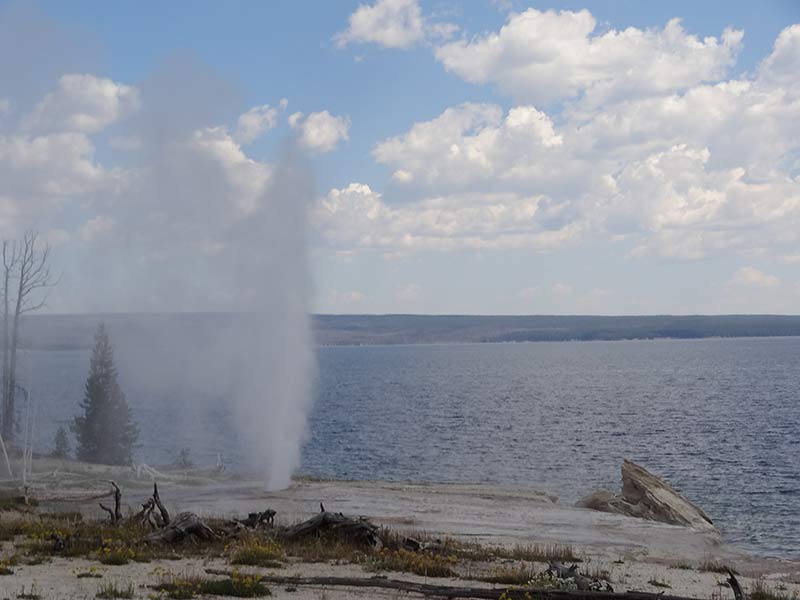 yellowstone-geyser-and-lake-1399