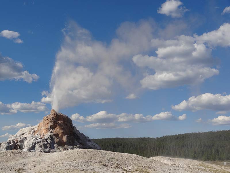 yellowstone-geysers-and-blue-sky-1405