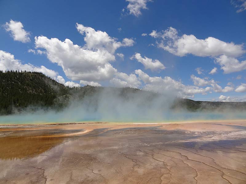 yellowstone-hot-springs-and-geysers-1403
