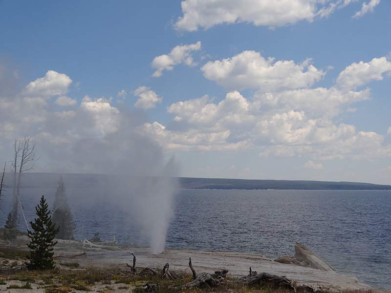 yellowstone-small-geyser-fountain-1400